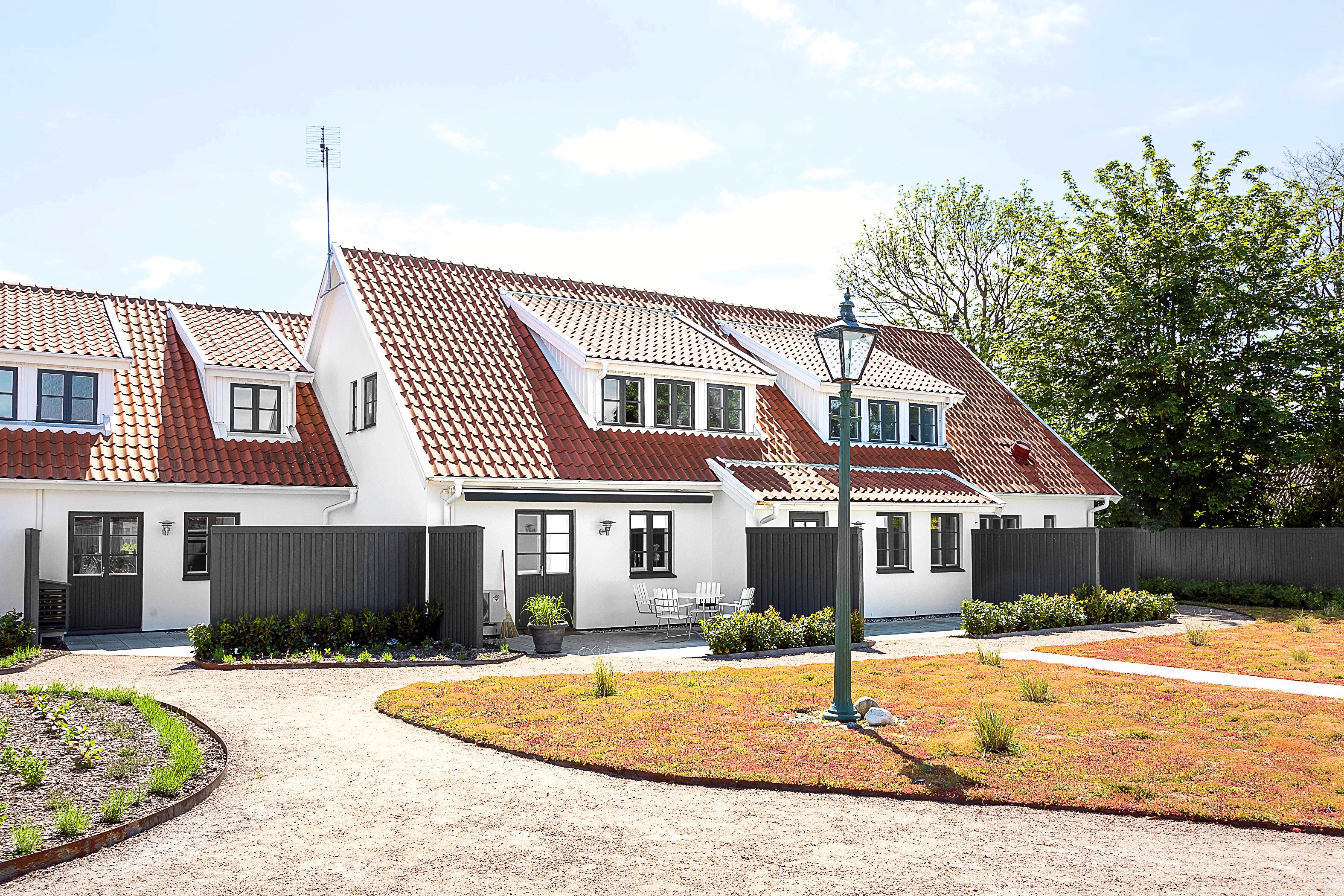 Putsat hus i konstigt ljus