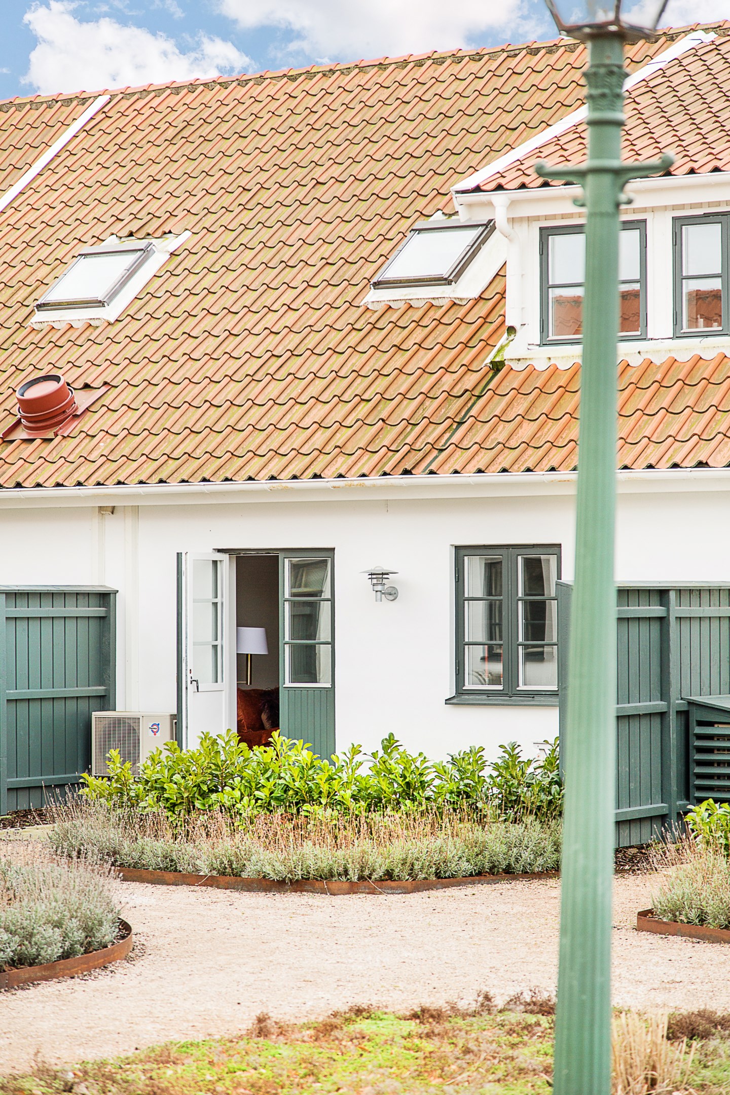 Vitt hus - Stående