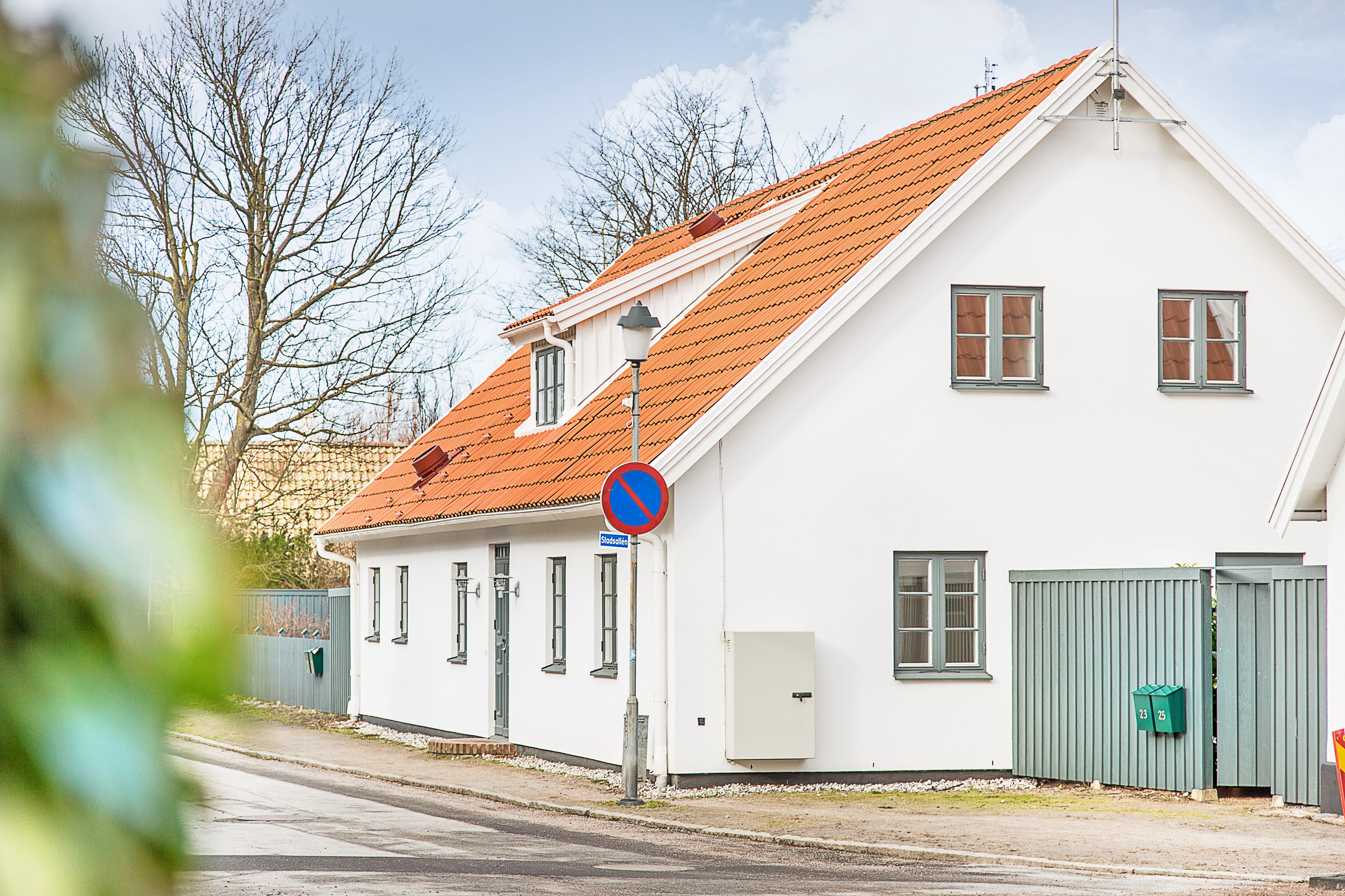 Vitt hus från gatan