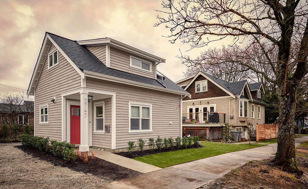 smallworks-cypress-laneway-house-exterior-via-smallhousebliss